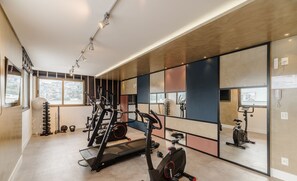 Una palestra moderna con tapis roulant, ellittiche e pesi liberi.