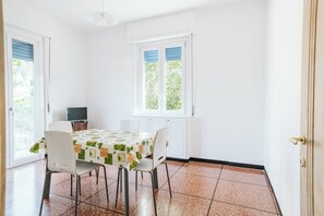 Apartamento, 1 quarto, para fumantes, sacada | Sala de jantar