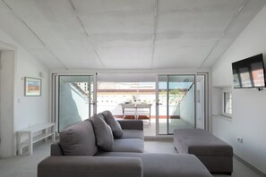 Apartment, 1 Schlafzimmer, Meerblick | Wohnbereich | 30-Zoll-Fernseher mit Satellitenempfang