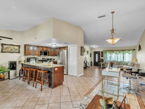 beautiful and safe golf neighborhood.
 10 minute from downtown and the beach