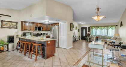 beautiful and safe golf neighborhood.
 10 minute from downtown and the beach