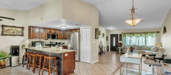 beautiful and safe golf neighborhood.
10 minute from downtown and the beach