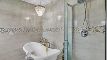 Ducha, secador de pelo, toallas, jabón