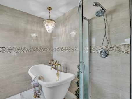 Shower, hair dryer, towels, soap. beautiful and safe golf neighborhood.
10 minute from downtown and the beach
