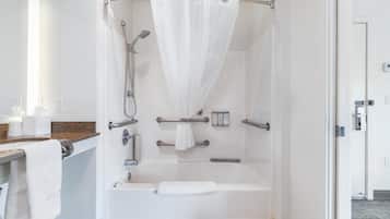 Uma casa de banho moderna com cabine de duche, banheira e sanita.