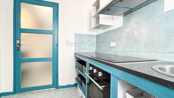 Een oven, een kookplaat, een koffiezetapparaat/waterkoker