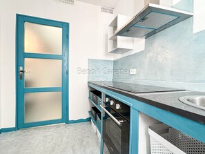 冷蔵庫、オーブン、コンロ、コーヒー / ティーメーカー