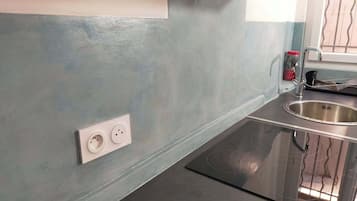 Ofen, Herdplatte, Wasserkocher mit Kaffee-/Teezubehör, Wasserkocher