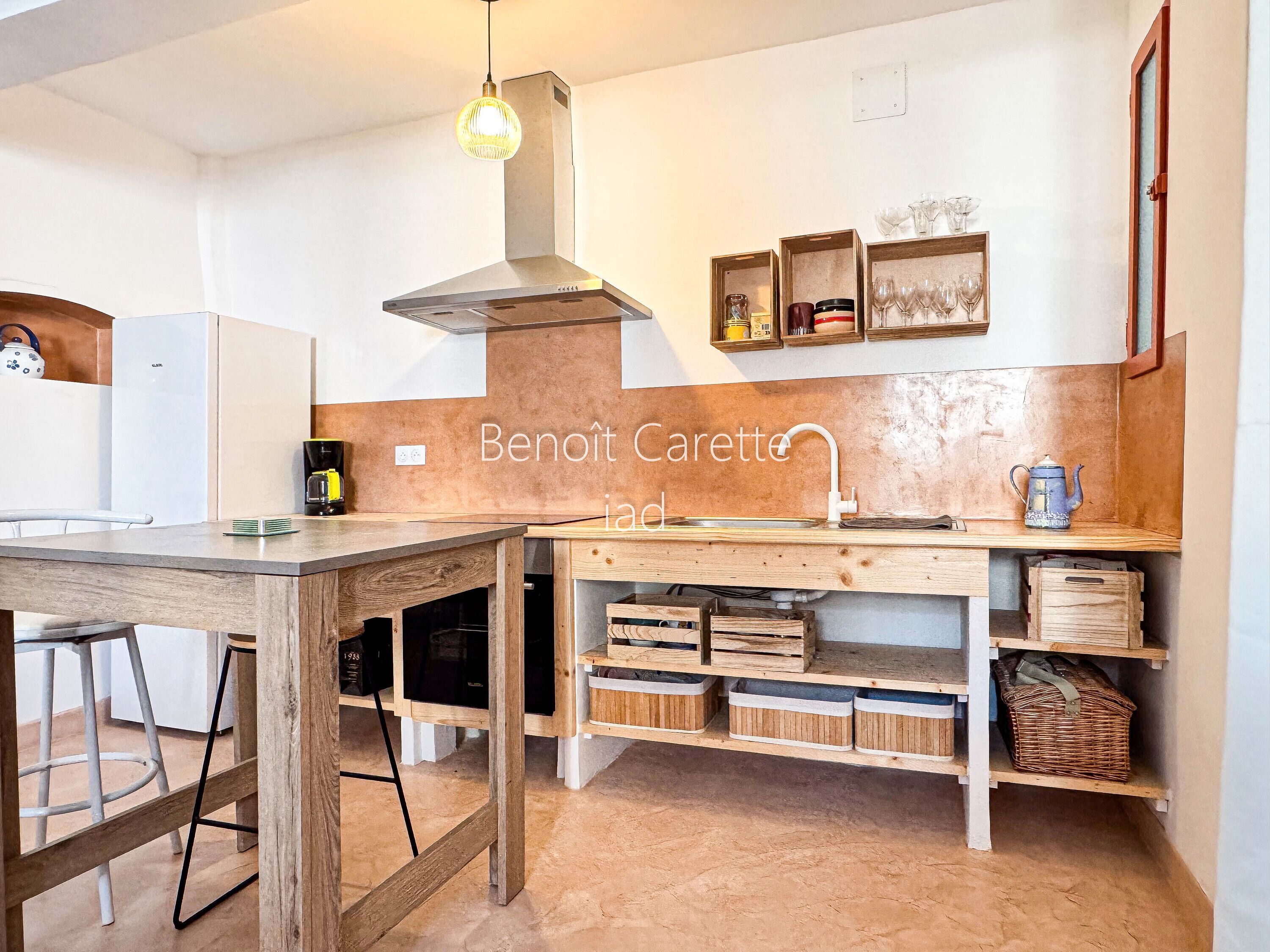 Een koelkast, een oven, een kookplaat, een koffiezetapparaat/waterkoker