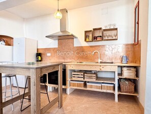 Fridge, oven, stovetop, coffee/tea maker