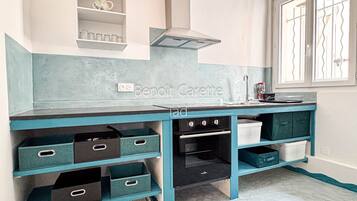 Fridge, oven, stovetop, coffee/tea maker