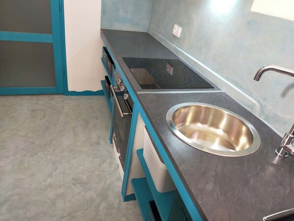 Oven, stovetop, coffee/tea maker, electric kettle