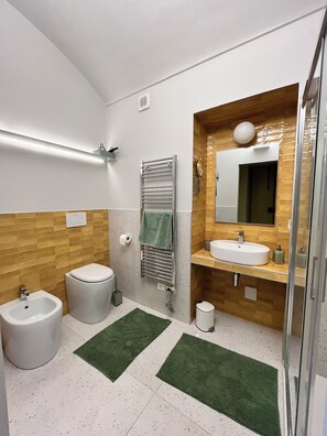 Dusche, Haartrockner, Bidet, Handtücher
