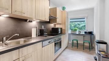 Geladeira, micro-ondas, fogão, cooktop