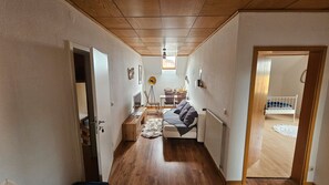 Planxa i posts de planxar, wifi i roba de llit