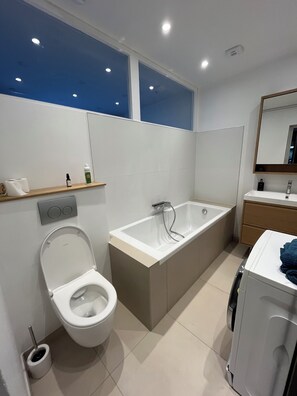 Towels, toilet paper - House near the sea with garden (Le Havre)