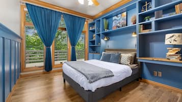 5 slaapkamers, een bureau, een strijkplank/strijkijzer, wifi