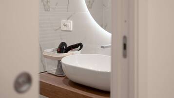 Dusche, Haartrockner, Bidet, Handtücher