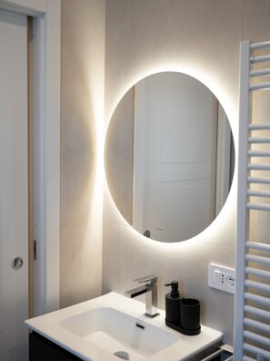 Shower, hair dryer, bidet, towels