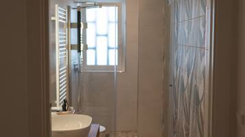 Dusche, Haartrockner, Bidet, Handtücher