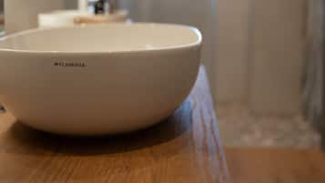 Doccia, asciugacapelli, bidet, asciugamani