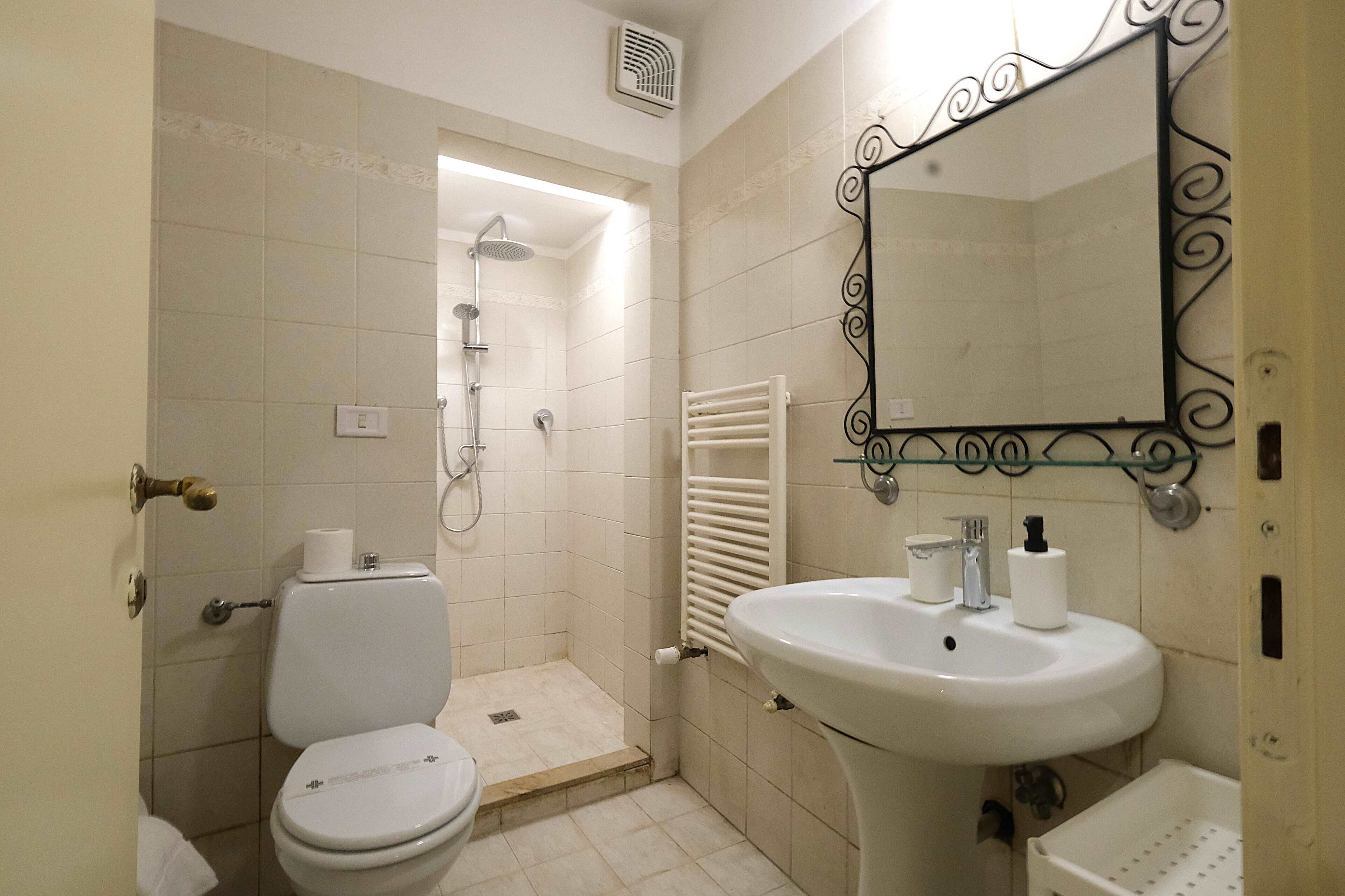 Family Apartment | Bathroom | Shower, hair dryer, bidet, towels