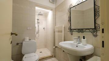 Family Apartment | Bathroom | Shower, hair dryer, bidet, towels