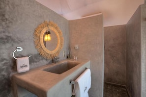 Douche, sĂšche-cheveux, serviettes fournies, savon