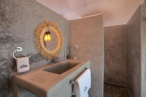 Dusche, Haartrockner, HandtĂŒcher, Seife