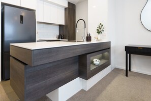 Fridge, microwave, oven, stovetop - NEW TO VRBO: Dickson Deluxe 2BR Apartment (Dickson)