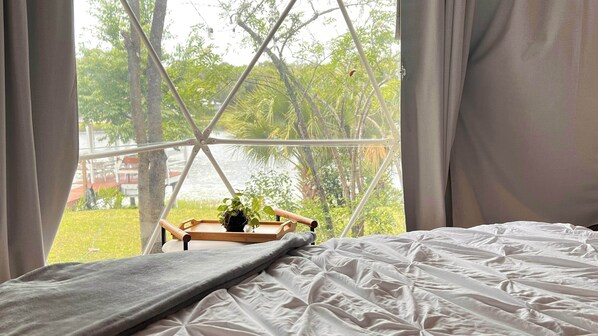 1 bedroom, free WiFi, bed sheets - Lakefront Geodome with amazing sunsets (Crescent City)