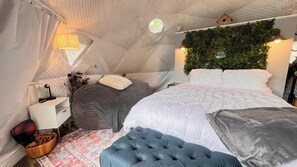 1 bedroom, free WiFi, bed sheets - Lakefront Geodome with amazing sunsets (Crescent City)