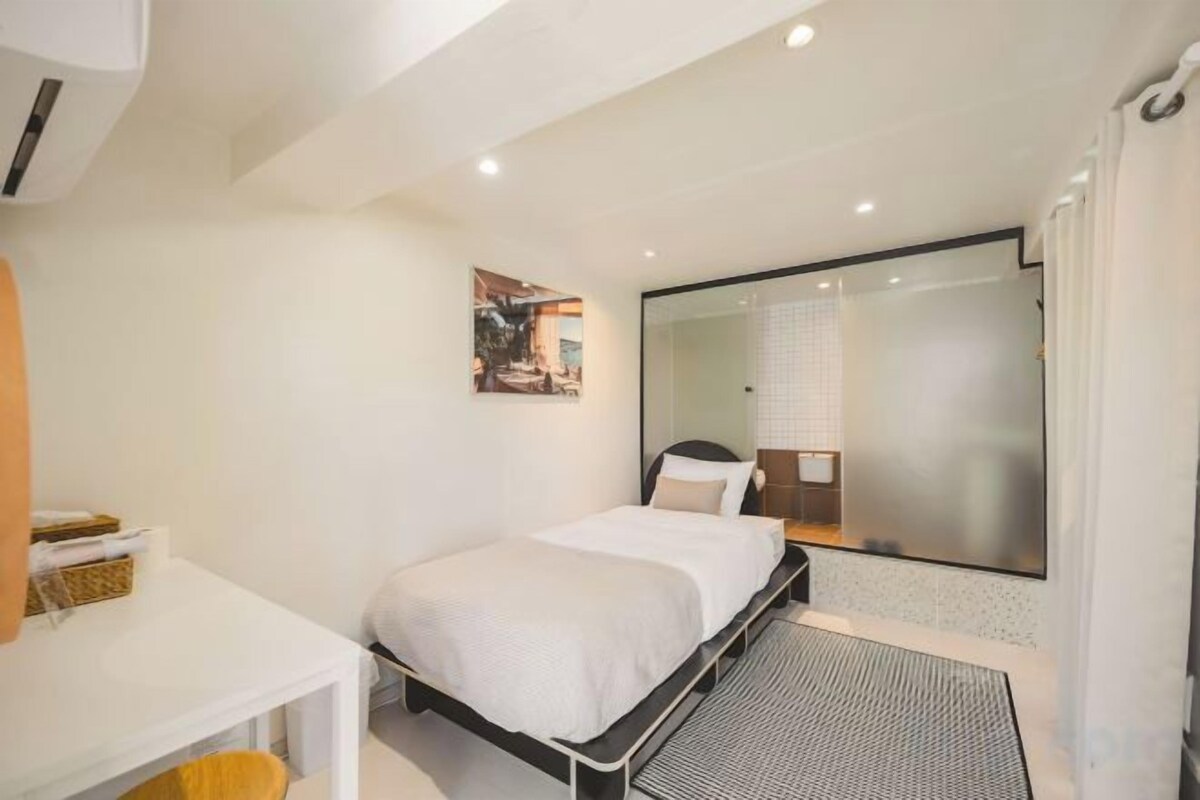 Soundproofing, WiFi (free), bed sheets