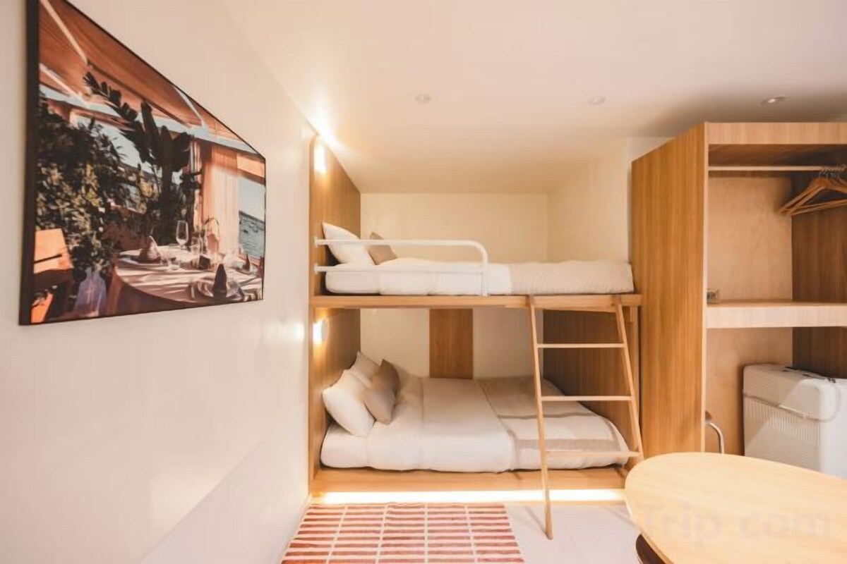 Soundproofing, free WiFi, bed sheets