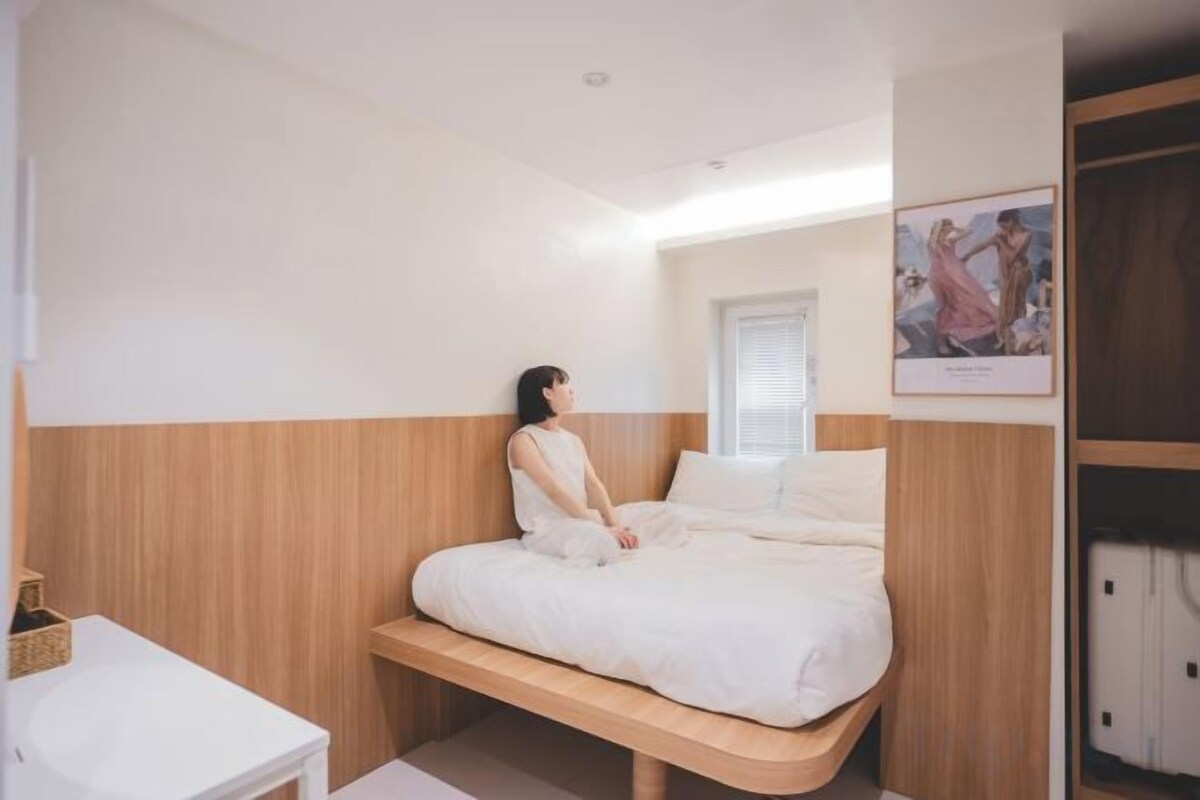 Soundproofing, free WiFi, bed sheets