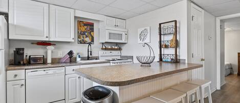 Kylskåp, mikrovågsugn, ugn och diskmaskin