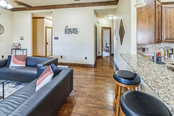 Televisio, takka, pöytäjalkapallopöytä, kirjoja