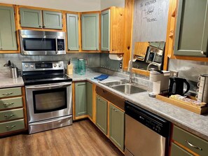 Fridge, microwave, oven, stovetop - Private Spacious Barndominium (Burnet)