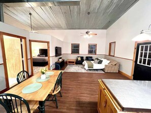 2 bedrooms, iron/ironing board, WiFi, bed sheets - Private Spacious Barndominium (Burnet)