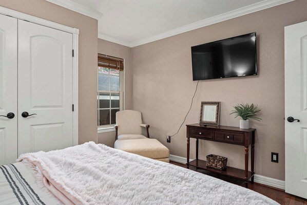 4 habitaciones, tabla de planchar con plancha, wifi y ropa de cama 