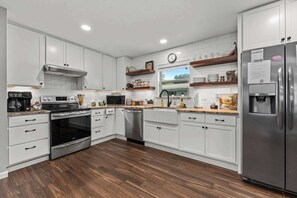 Kjøleskap, mikrobølgeovn, ovn og kokeplater