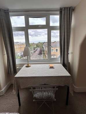 Interior - Joseph's Friends – Bright & Cozy Rooms in Richmond with Shared Kitchen & Bath (London)