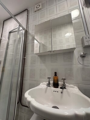Shower, hair dryer, towels, soap - Joseph's Friends – Bright & Cozy Rooms in Richmond with Shared Kitchen & Bath (London)