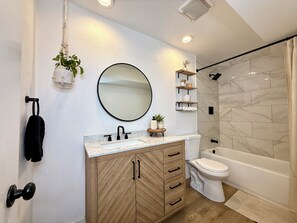 Haartrockner, Handtücher, Seife, Toilettenpapier