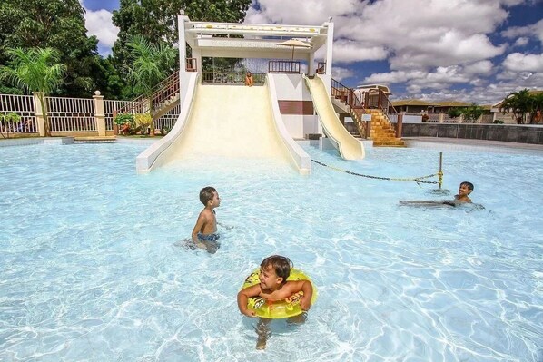12 piscines a l'aire lliure
