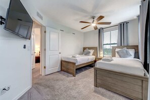 3 chambres, bureau, fer et planche à repasser, lit parapluie