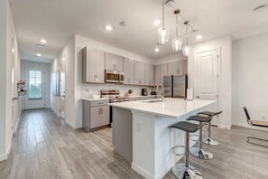 Kylskåp, mikrovågsugn, ugn och spishäll