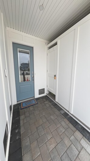 Exterior detail - Brand new Bayfront Luxury Townhome with Pool and Elevator. (Spray Beach)