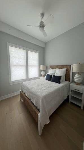 2 bedrooms, free WiFi - Brand new Bayfront Luxury Townhome with Pool and Elevator. (Spray Beach)