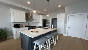 Fridge, oven, stovetop, dishwasher